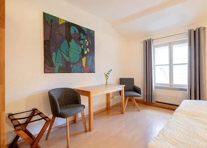 Goldenes Schiff בית הארחה