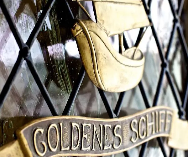 Goldenes Schiff בית הארחה